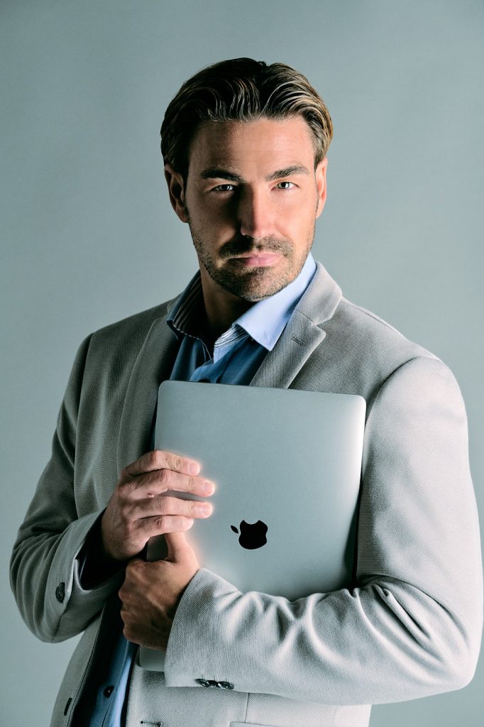 Jonathan García-Allen trabajando